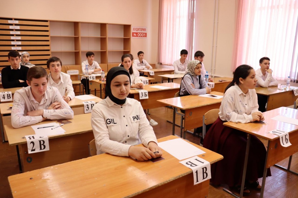 Экзамены 9 класс 2024 россия. Ученик на математике. ОГЭ школьники. Фото класса. Госэкзамен 9 класс 2022 Казахстан.