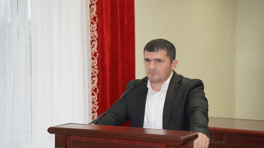 Шағын автобуста отырған жігіт әдемі қызға қарап, жыныс мүшесін жұлып алады.