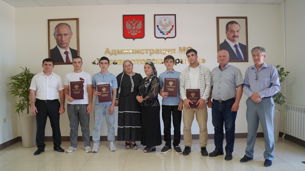 Золотая молодежь: Власти Хасавюртовского района наградили Почетной Грамотой МР школьников спасших  утопающих учениц 5 класса