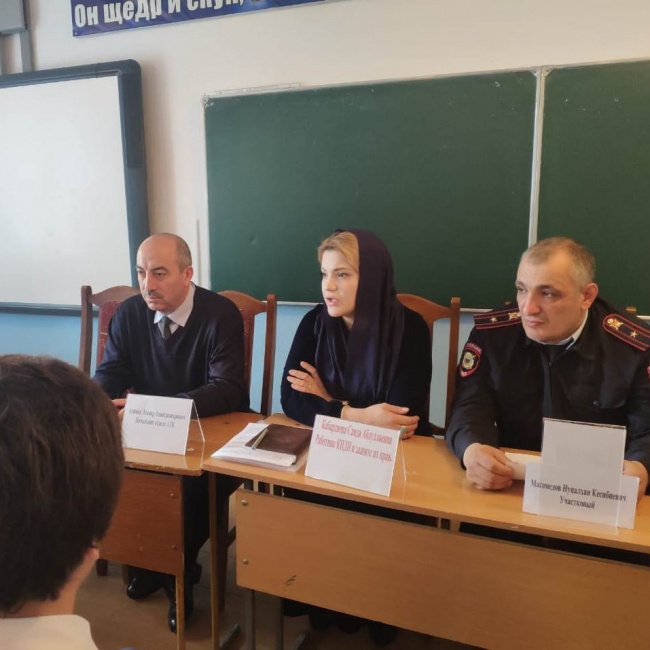 Рабочая группа Комиссии по делам несовершеннолетних Хасавюртовского района на выездных встречах обсудила вопросы правовых знаний в молодежной среде.