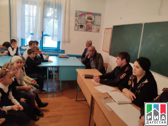 Лекторская группа администрации Хасавюртовского района обсудила со школьниками вопросы безопасности в Интернете