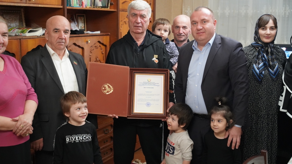 Глава Хасавюртовского района наградил высшим Знаком отличия муниципалитета «Орденом за особые заслуги» Айдемирова Махача